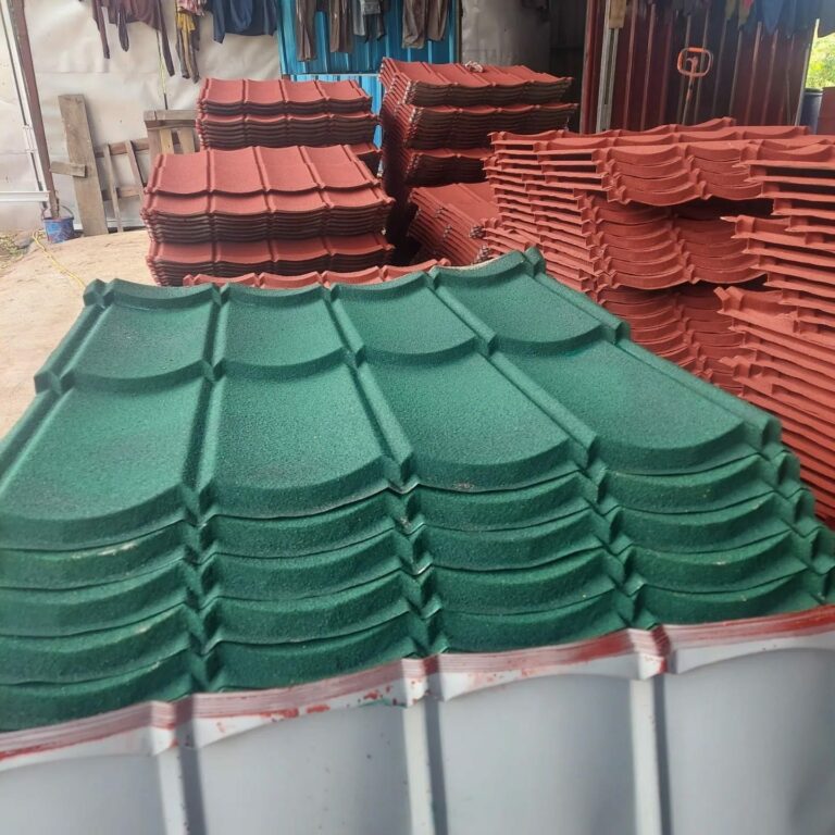 Perbedaan Atap Spandek, Atap Genteng Metal, dan Atap Genteng Metal Pasir